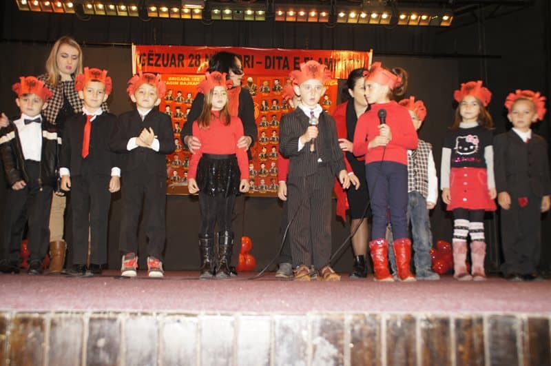 Deca slave Dan Zastave